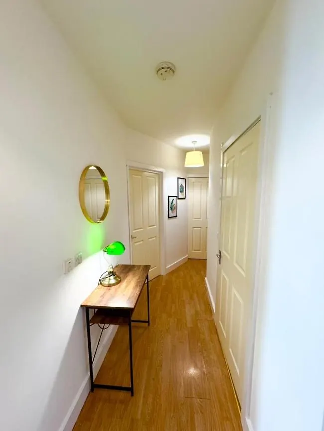 Sleek City-Center Apartment Southampton 0*,